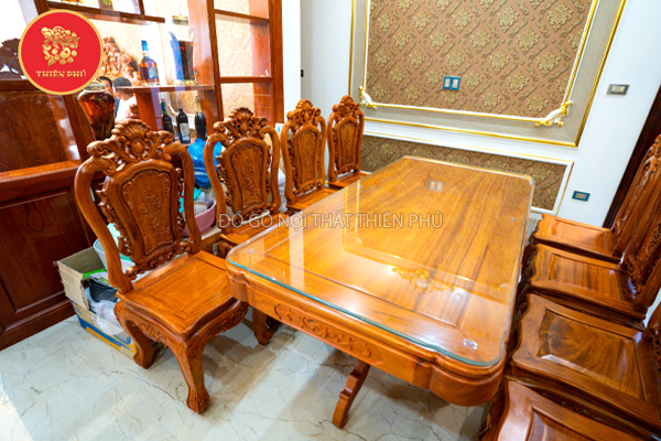 Bộ bàn ghế ăn Hoàng Gia gòm 8 ghế, phù hợp với gia đình nhiều thành viên