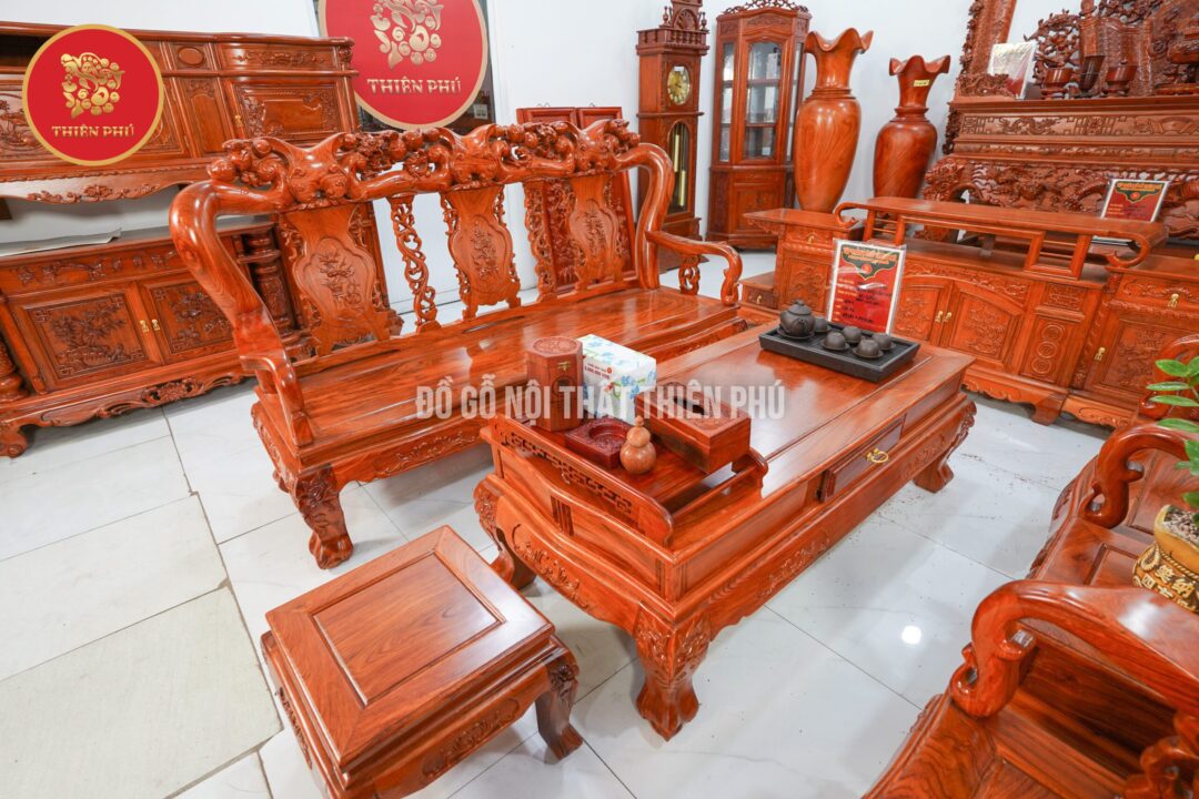 Bộ bàn ghế Minh Quốc Đào cột 12 được hoàn thiện tỉ mĩ tới từng chi tiết nhỏ.