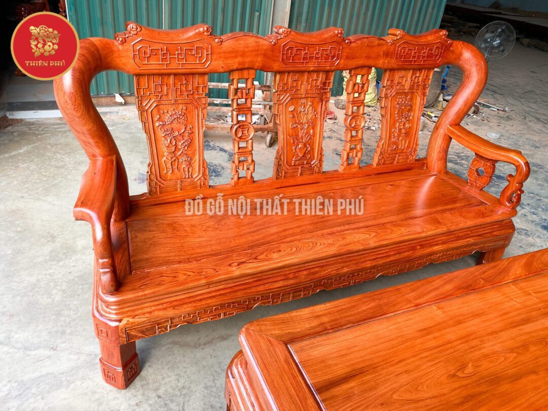 Bộ bàn ghế mang phong cách thiết kế thời Minh với hình ảnh triện độc đáo 