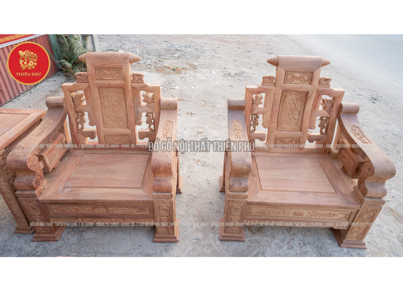 Ghế đơn được chạm khắc từ gỗ hương Lào tự nhiên