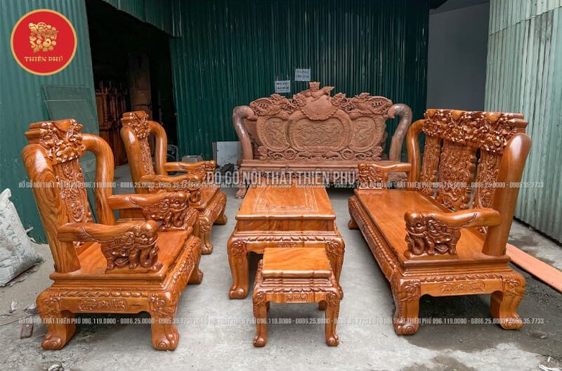 Bàn ghế phòng khách được làm từ gỗ gõ đỏ bền đẹp và sang trọng