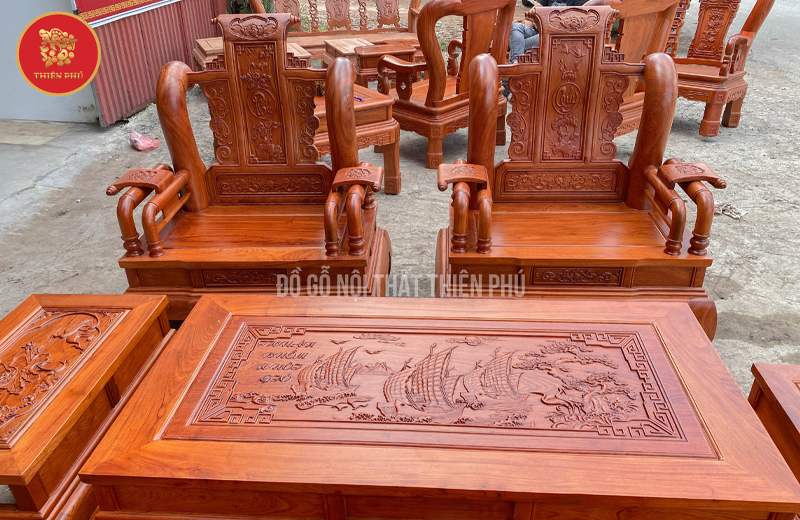 Toàn bộ chi tiết trên bàn ghế đều được chế tác từ gỗ nguyên khối nên vô cùng chắc chắn