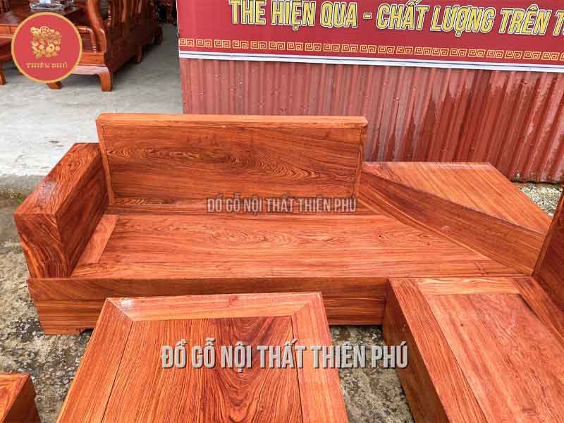 Bộ bàn ghế được làm từ chất liệu gỗ nguyên khối cao cấp 