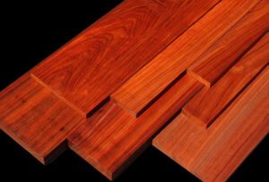 Tìm Hiểu Gỗ Hương Đỏ – Nguồn Gốc, Phân Loại, Giá Gỗ Mới Nhất