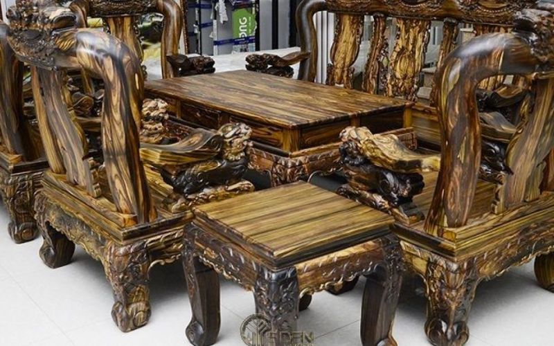 Bộ bàn ghế gỗ mun hoa làm tôn lên vẻ đẹp cao quý, huyền bí cho không gian
