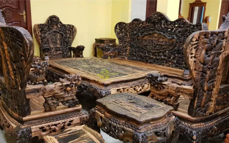 Bàn ghế được chế tác từ gỗ mun lào sở hữu đường vân gỗ cuốn đẹp mắt